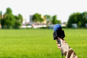 تسجيل البودكاست في الهواء الخارجي