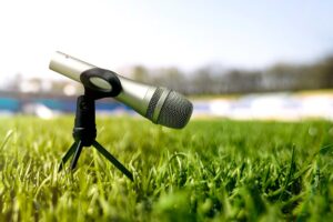 تسجيل البودكاست في الهواء الخارجي